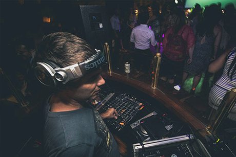 DJ em festa corporativa