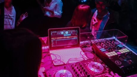 Quanto custa contratar um DJ para festas e casamentos?
